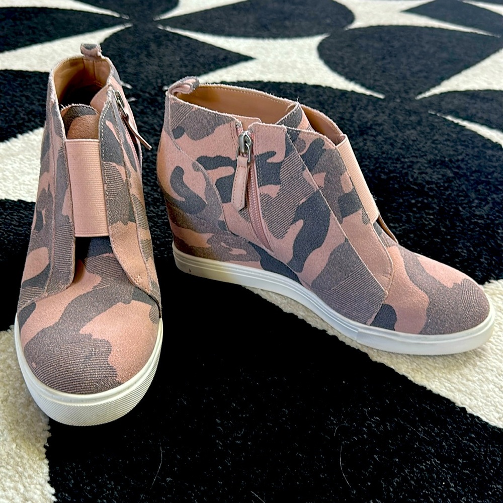 Linea Paolo wedge sneaker 8.5